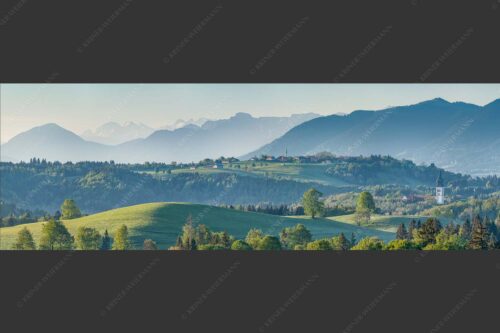Blick über Rottenbuch und Schönberg ins Karwendel, Estergebirge, Hörnle und Wettersteingebirge - Schönberg 3:1  -- Malerisches Bergdorf - mehr Infos bei www.Kriner-Weiermann.de
