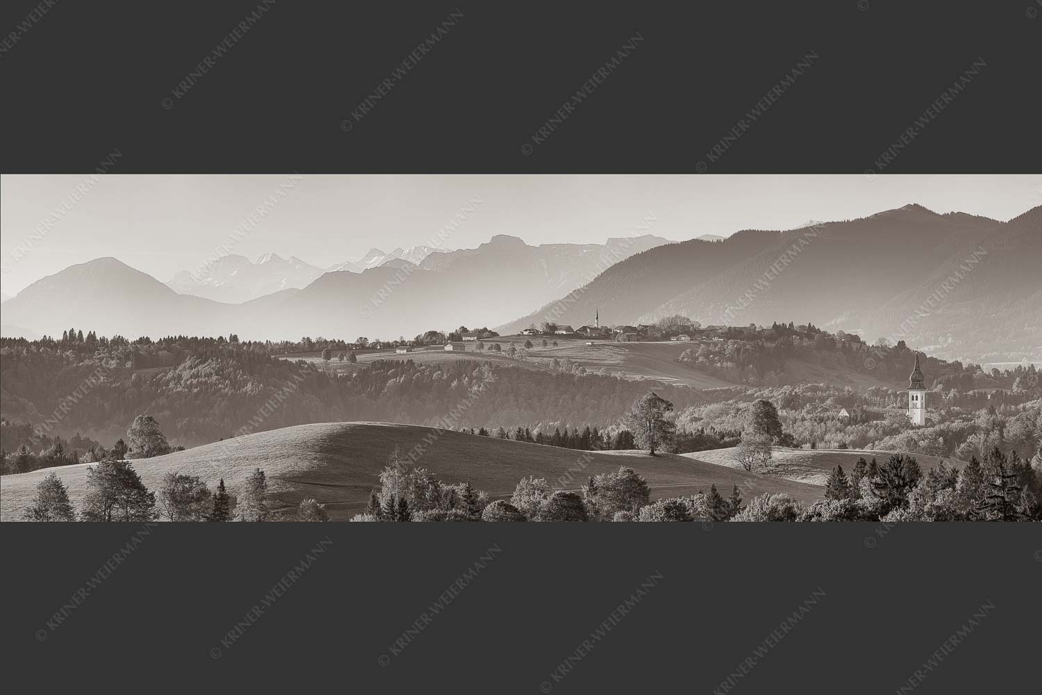 Blick über Rottenbuch und Schönberg ins Karwendel, Estergebirge, Hörnle und Wettersteingebirge - Schönberg 3:1 sepia -- Malerisches Bergdorf - mehr Infos bei www.Kriner-Weiermann.de