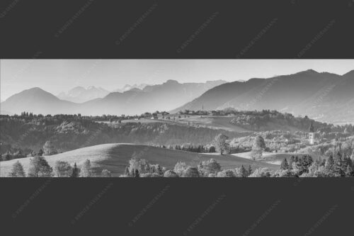 Blick über Rottenbuch und Schönberg ins Karwendel, Estergebirge, Hörnle und Wettersteingebirge - Schönberg 3:1 sw -- Malerisches Bergdorf - mehr Infos bei www.Kriner-Weiermann.de
