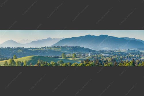 Blick über Rottenbuch und Schönberg ins Karwendel, Estergebirge, Hörnle und Wettersteingebirge - Schönberg 4:1  -- Malerisches Bergdorf - mehr Infos bei www.Kriner-Weiermann.de