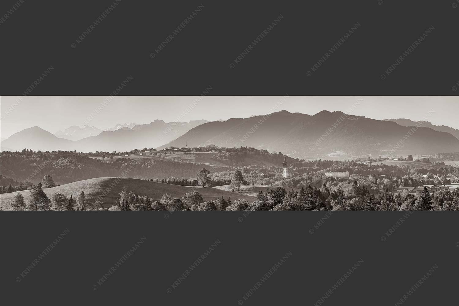 Blick über Rottenbuch und Schönberg ins Karwendel, Estergebirge, Hörnle und Wettersteingebirge - Schönberg 4:1 sepia -- Malerisches Bergdorf - mehr Infos bei www.Kriner-Weiermann.de