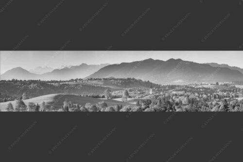 Blick über Rottenbuch und Schönberg ins Karwendel, Estergebirge, Hörnle und Wettersteingebirge - Schönberg 4:1 sw -- Malerisches Bergdorf - mehr Infos bei www.Kriner-Weiermann.de