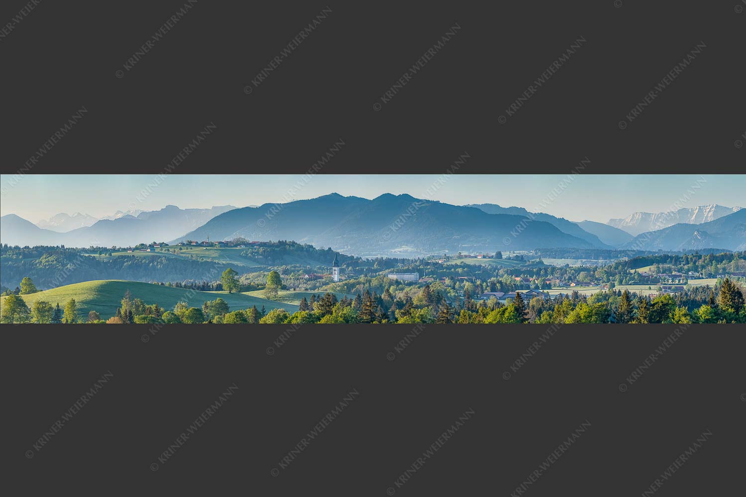 Blick über Rottenbuch und Schönberg ins Karwendel, Estergebirge, Hörnle und Wettersteingebirge - Schönberg 5:1 -- Malerisches Bergdorf - mehr Infos bei www.Kriner-Weiermann.de