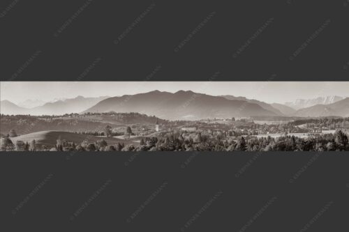 Blick über Rottenbuch und Schönberg ins Karwendel, Estergebirge, Hörnle und Wettersteingebirge - Schönberg 5:1 sepia -- Malerisches Bergdorf - mehr Infos bei www.Kriner-Weiermann.de