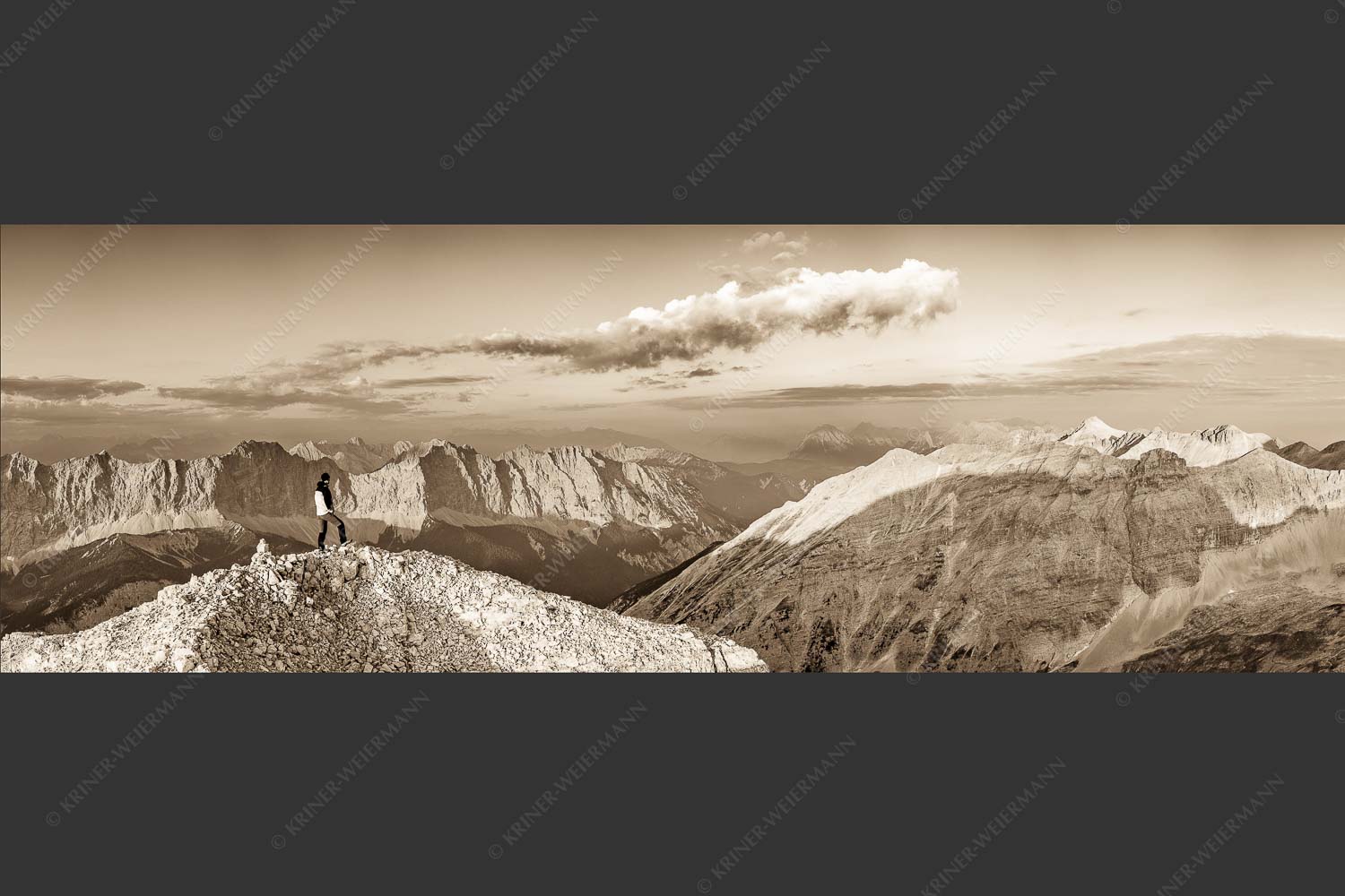 Erstes Licht an der Birkkarspitze im Karwendelgebirge - Sich beeindrucken lassen II 3:1 sepia -- Bergsteiger im Karwendel - mehr Infos bei www.Kriner-Weiermann.de