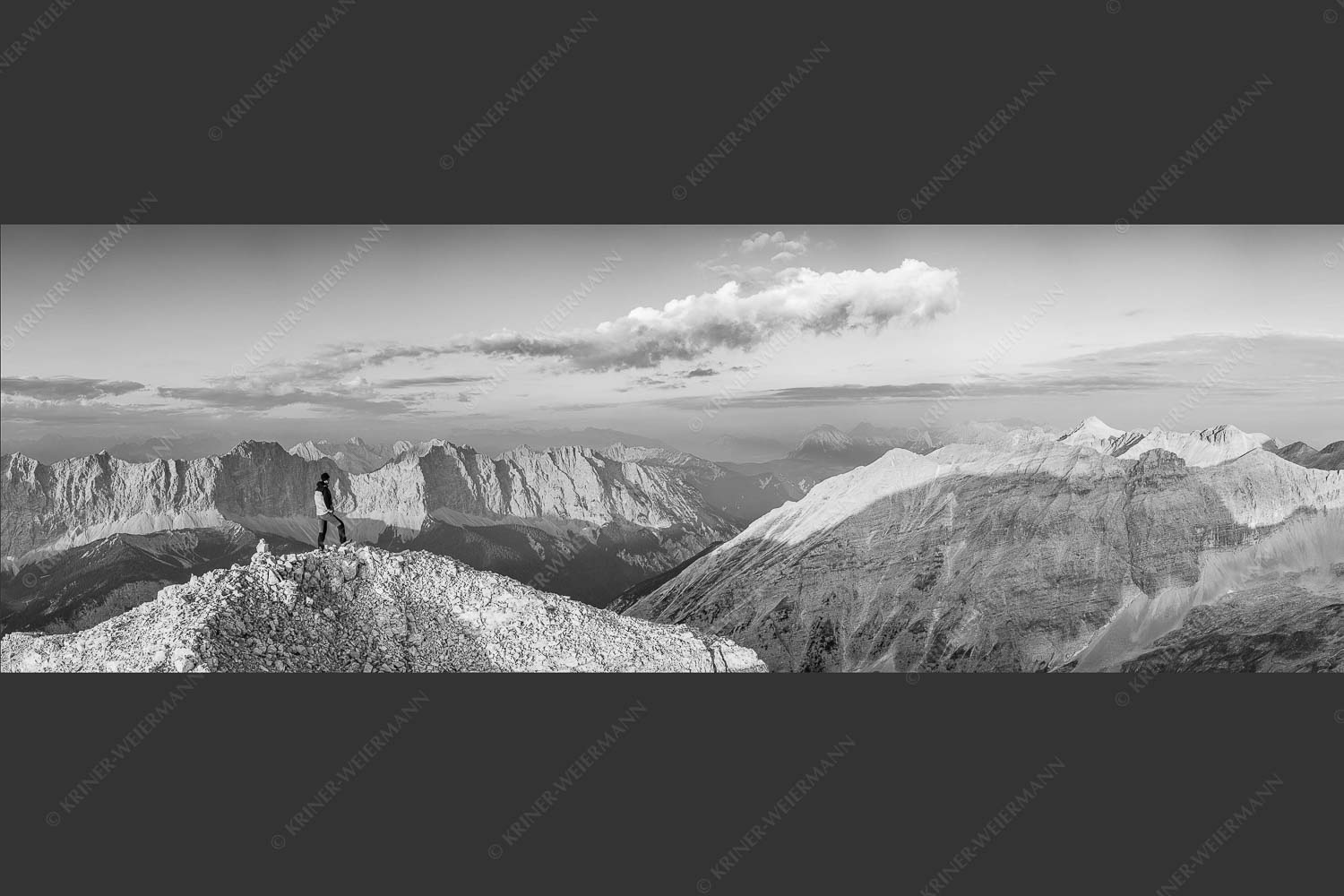 Erstes Licht an der Birkkarspitze im Karwendelgebirge - Sich beeindrucken lassen II 3:1 sw -- Bergsteiger im Karwendel - mehr Infos bei www.Kriner-Weiermann.de