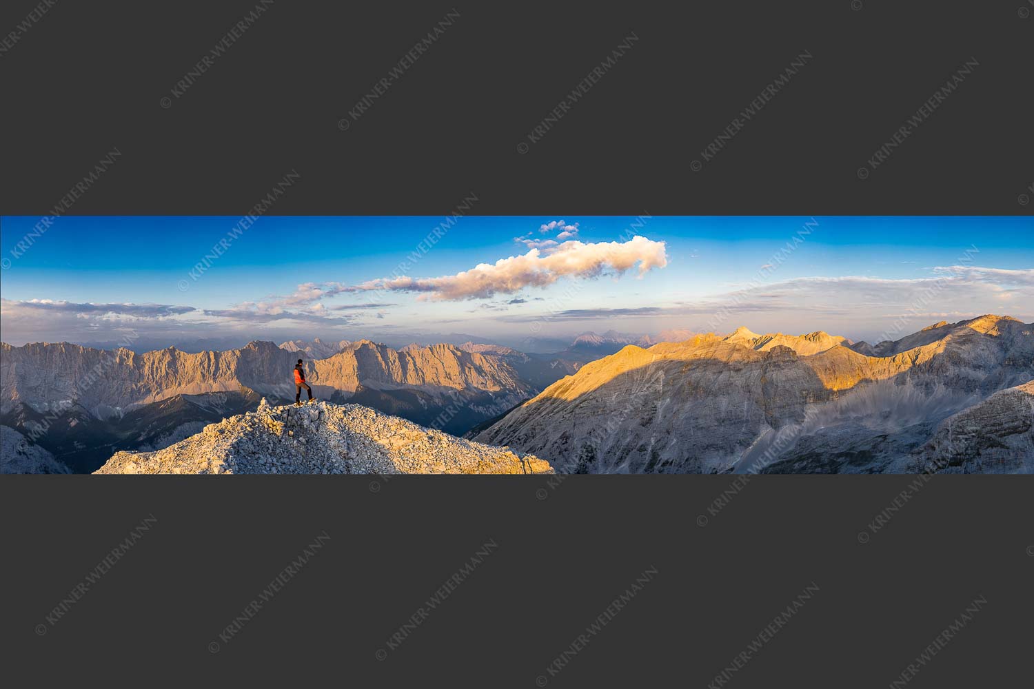Erstes Licht an der Birkkarspitze im Karwendelgebirge - Sich beeindrucken lassen II 4:1  -- Bergsteiger im Karwendel - mehr Infos bei www.Kriner-Weiermann.de