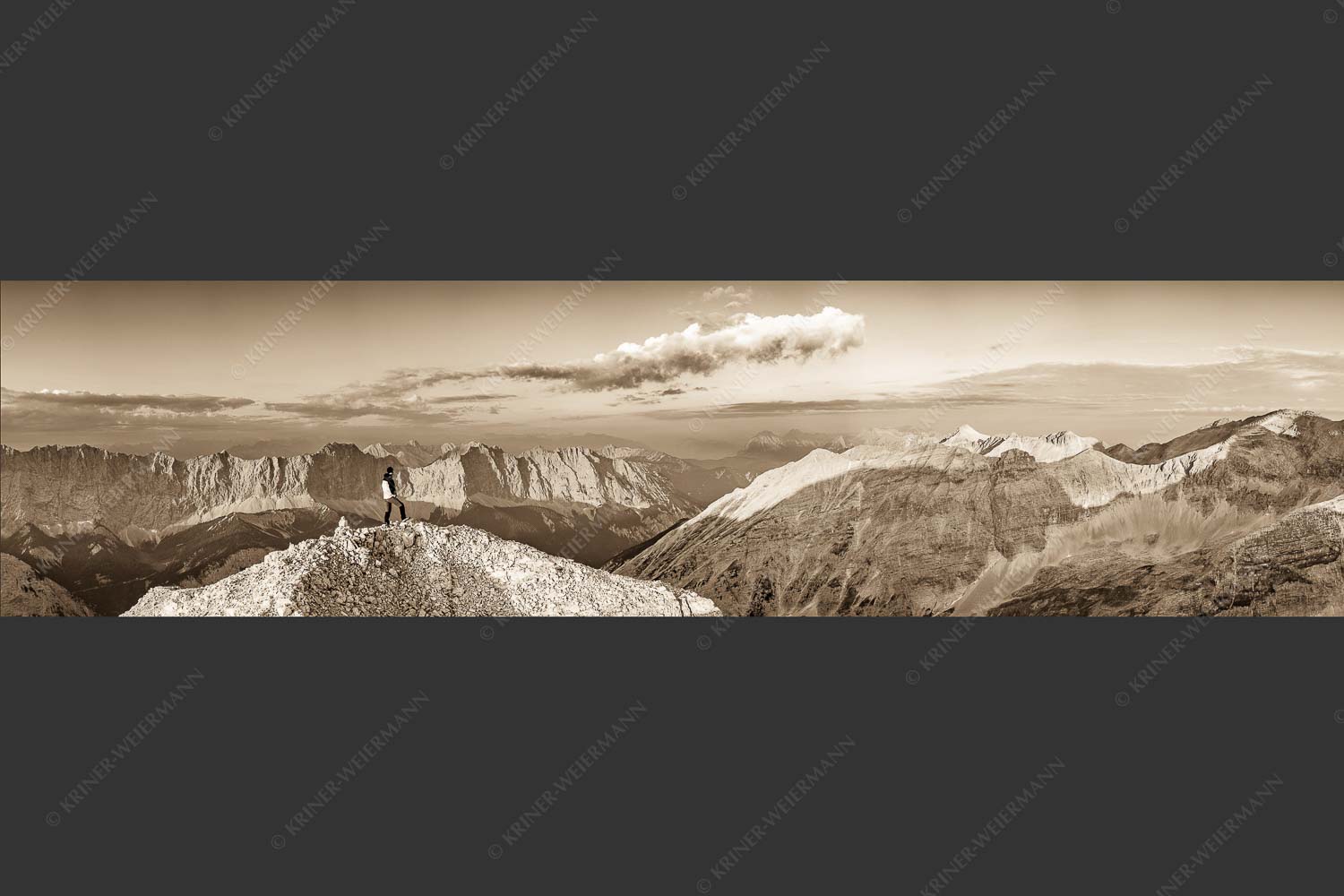 Erstes Licht an der Birkkarspitze im Karwendelgebirge - Sich beeindrucken lassen II 4:1 sepia -- Bergsteiger im Karwendel - mehr Infos bei www.Kriner-Weiermann.de