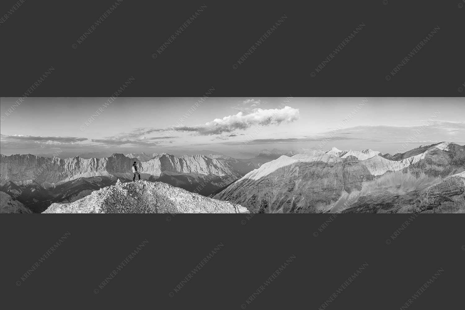 Erstes Licht an der Birkkarspitze im Karwendelgebirge - Sich beeindrucken lassen II 4:1 sw -- Bergsteiger im Karwendel - mehr Infos bei www.Kriner-Weiermann.de