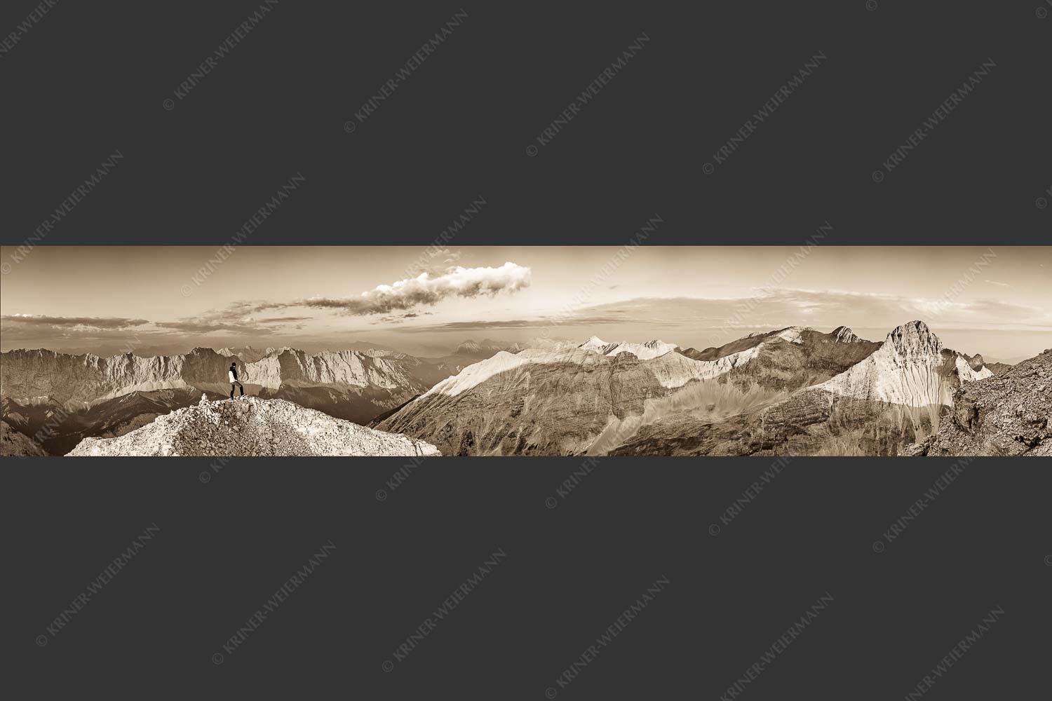 Erstes Licht an der Birkkarspitze im Karwendelgebirge - Sich beeindrucken lassen II 5:1 sepia -- Bergsteiger im Karwendel - mehr Infos bei www.Kriner-Weiermann.de