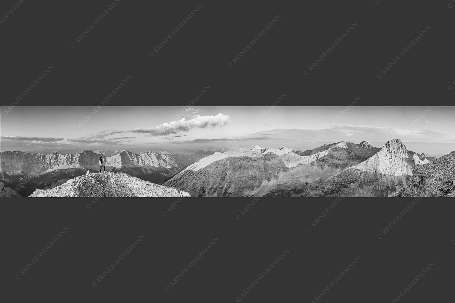 Erstes Licht an der Birkkarspitze im Karwendelgebirge - Sich beeindrucken lassen II 5:1 sw -- Bergsteiger im Karwendel - mehr Infos bei www.Kriner-Weiermann.de