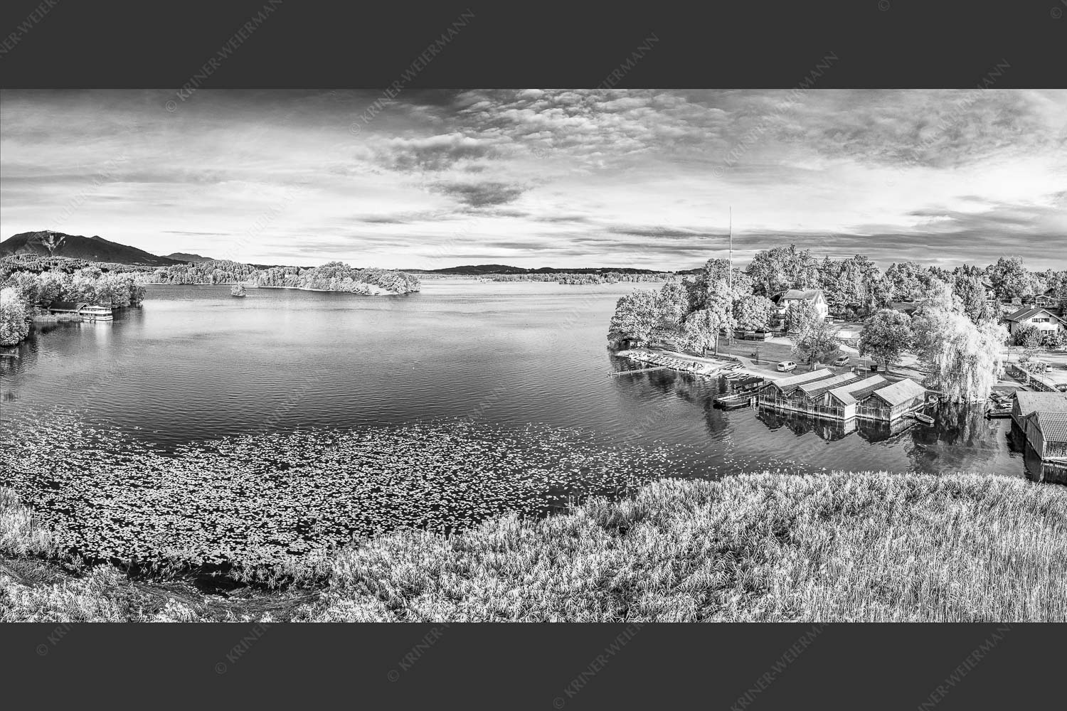 Blick über den Staffelsee bei Seehausen - Sicherer Hafen 2:1 sw -- Seehausen am Staffelsee - mehr Infos bei www.Kriner-Weiermann.de
