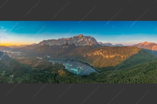 Blick über Eibsee zur Zugspitze - Smaragd 2,5:1  -- Eibsee mit Zugspitze und Grainau - mehr Infos bei www.Kriner-Weiermann.de