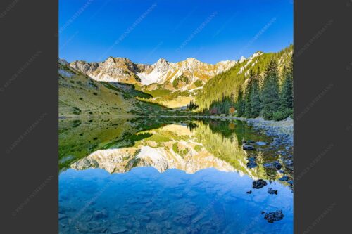 Blick über Soiernsee zur Schöttlkarspitze - Spiegelglatt 1:1  -- Spiegelung am Soiernsee mit Schöttlkarspitze - mehr Infos bei www.Kriner-Weiermann.de