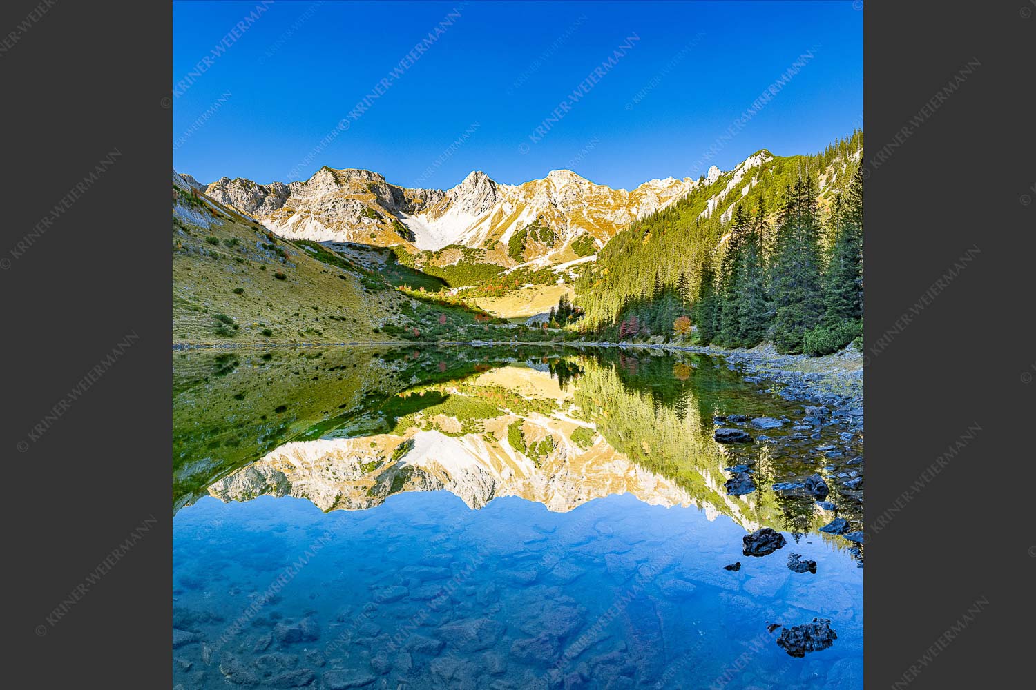 Blick über Soiernsee zur Schöttlkarspitze - Spiegelglatt 1:1 -- Spiegelung am Soiernsee mit Schöttlkarspitze - mehr Infos bei www.Kriner-Weiermann.de