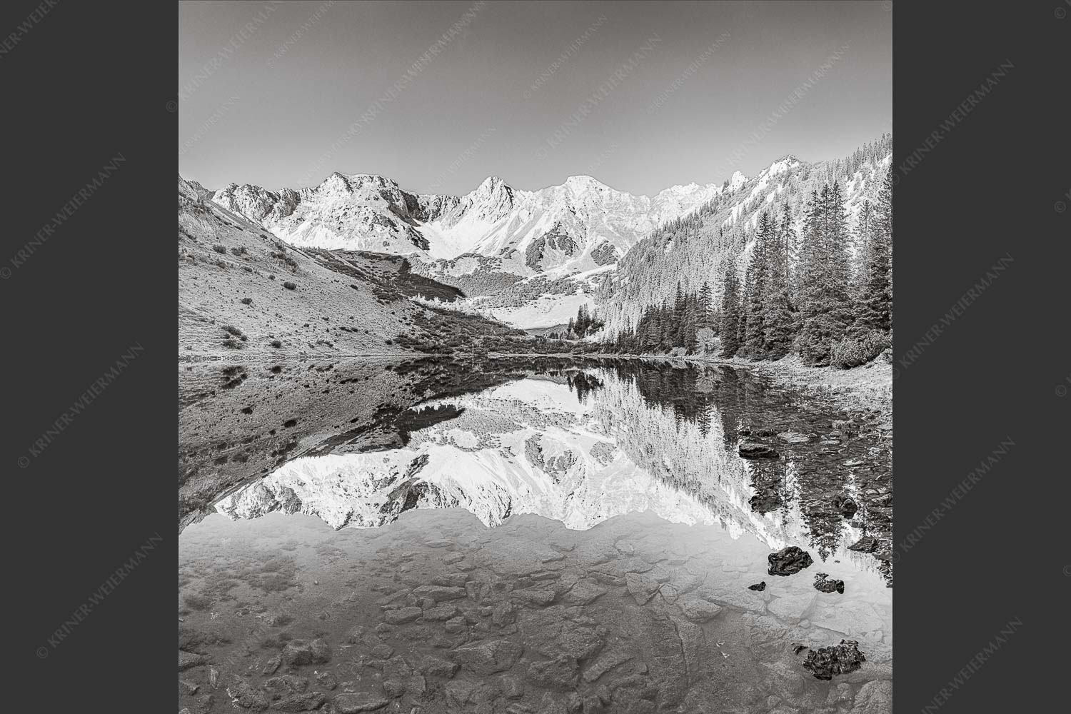 Blick über Soiernsee zur Schöttlkarspitze - Spiegelglatt 1:1 sw -- Spiegelung am Soiernsee mit Schöttlkarspitze - mehr Infos bei www.Kriner-Weiermann.de