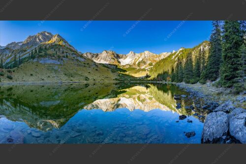 Blick über Soiernsee zur Schöttlkarspitze - Spiegelglatt 2:1  -- Spiegelung am Soiernsee mit Schöttlkarspitze - mehr Infos bei www.Kriner-Weiermann.de