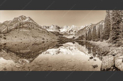 Blick über Soiernsee zur Schöttlkarspitze - Spiegelglatt 2:1 sepia -- Spiegelung am Soiernsee mit Schöttlkarspitze - mehr Infos bei www.Kriner-Weiermann.de