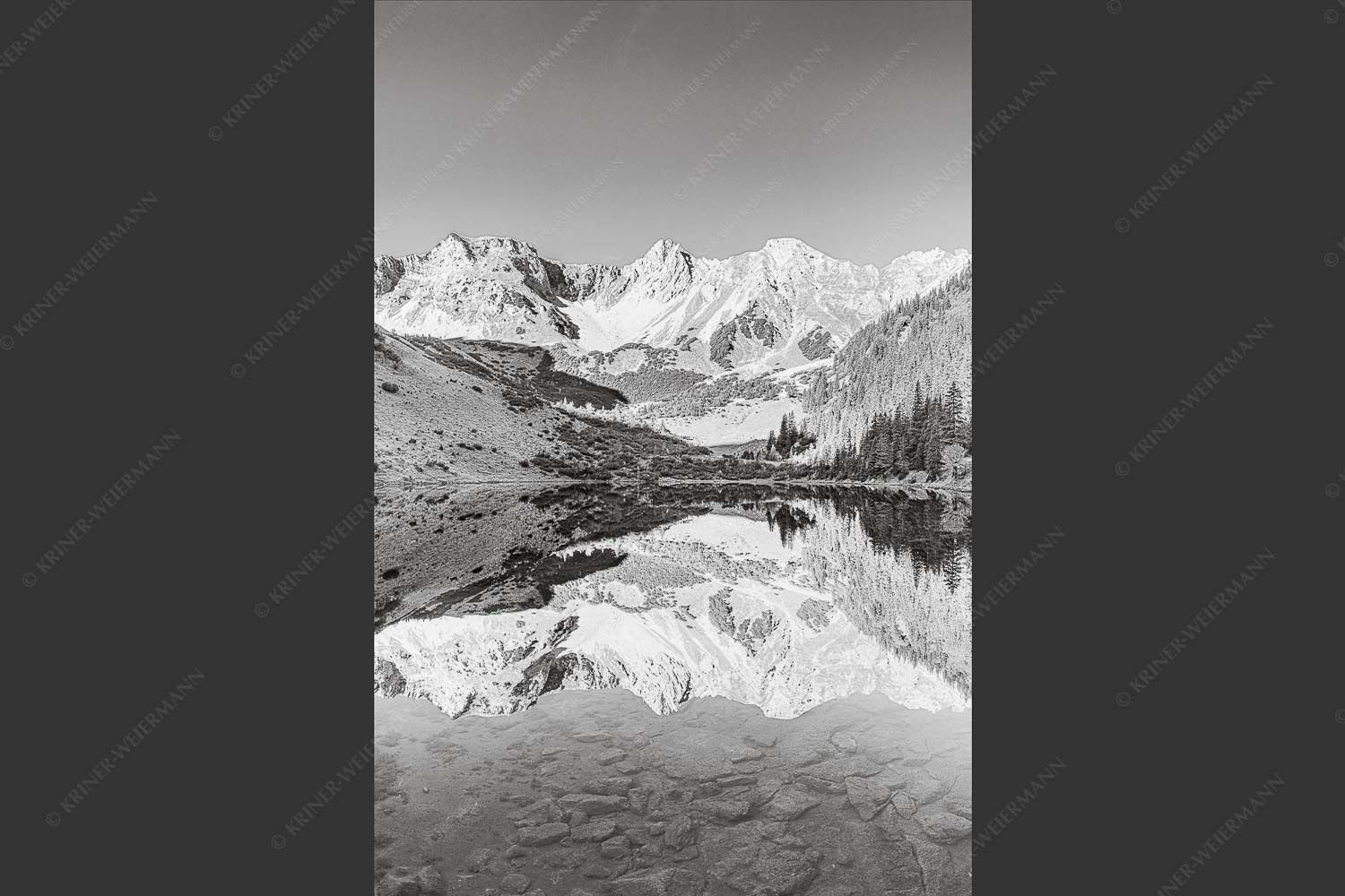 Blick über Soiernsee zur Schöttlkarspitze - Spiegelglatt 2:3 sw -- Spiegelung am Soiernsee mit Schöttlkarspitze - mehr Infos bei www.Kriner-Weiermann.de