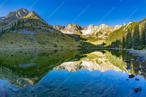 Blick über Soiernsee zur Schöttlkarspitze - Spiegelglatt 3:2  -- Spiegelung am Soiernsee mit Schöttlkarspitze - mehr Infos bei www.Kriner-Weiermann.de