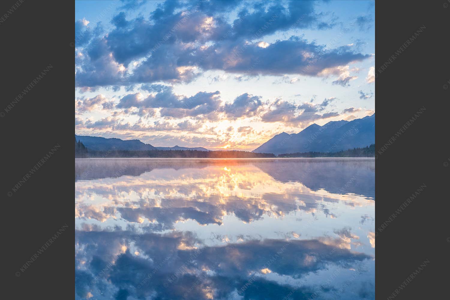 Herrliche Spiegelung bei aufgehender Sonne am Barmsee - Spiegelsaal 1:1  -- Morgenstimmung am Barmsee - mehr Infos bei www.Kriner-Weiermann.de