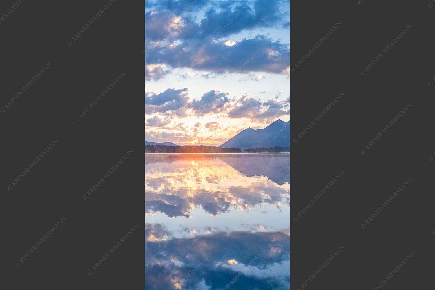 Herrliche Spiegelung bei aufgehender Sonne am Barmsee - Spiegelsaal 1:2  -- Morgenstimmung am Barmsee - mehr Infos bei www.Kriner-Weiermann.de