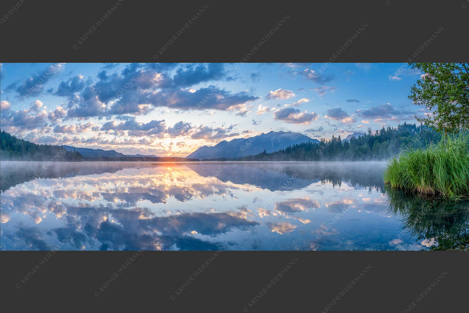 Herrliche Spiegelung bei aufgehender Sonne am Barmsee - Spiegelsaal 2,5:1  -- Morgenstimmung am Barmsee - mehr Infos bei www.Kriner-Weiermann.de