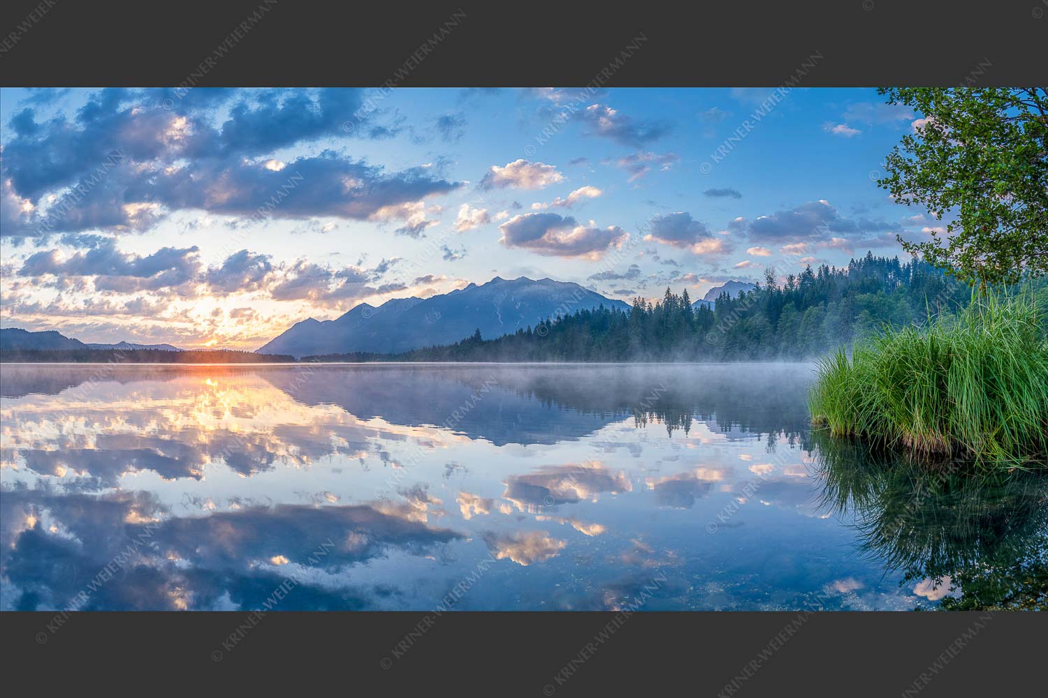 Herrliche Spiegelung bei aufgehender Sonne am Barmsee - Spiegelsaal 2:1  -- Morgenstimmung am Barmsee - mehr Infos bei www.Kriner-Weiermann.de