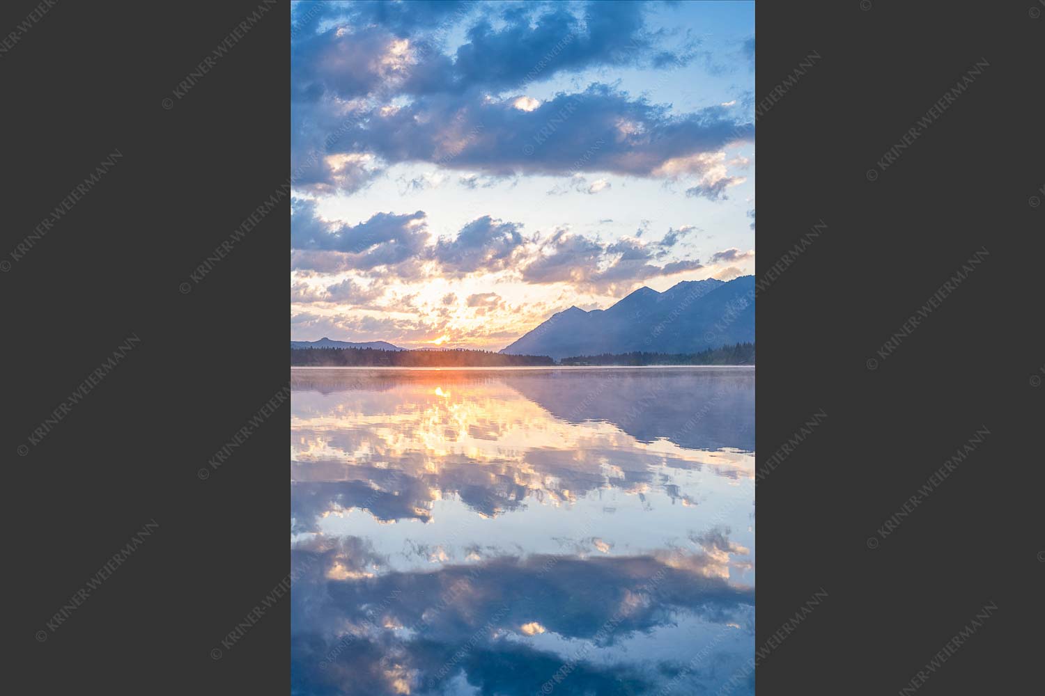 Herrliche Spiegelung bei aufgehender Sonne am Barmsee - Spiegelsaal 2:3  -- Morgenstimmung am Barmsee - mehr Infos bei www.Kriner-Weiermann.de