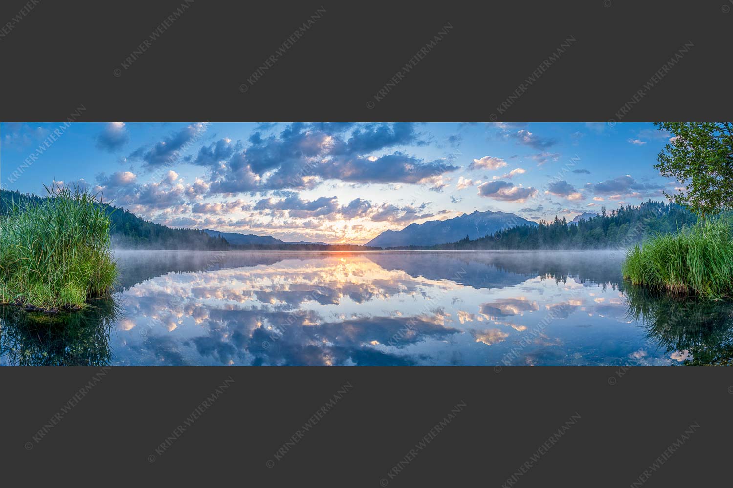 Herrliche Spiegelung bei aufgehender Sonne am Barmsee - Spiegelsaal 3:1  -- Morgenstimmung am Barmsee - mehr Infos bei www.Kriner-Weiermann.de