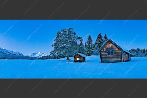 Adventliche Stimmung an Wiesmahdhütterl mit Blick auf Zugspitzmassiv - Staade Zeit II 2,5:1  -- Christbaum an Hütte mit Wetterstein - mehr Infos bei www.Kriner-Weiermann.de