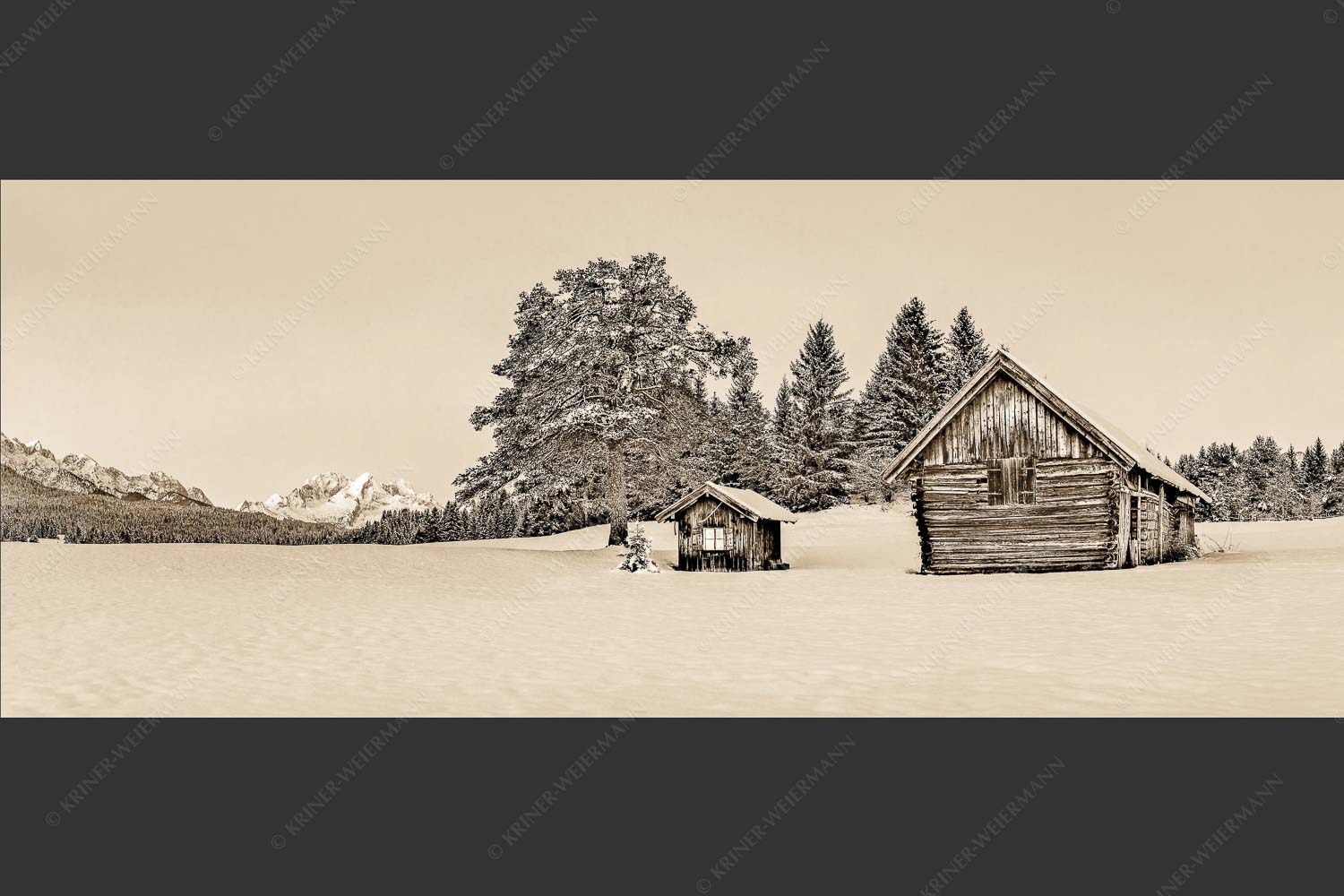 Adventliche Stimmung an Wiesmahdhütterl mit Blick auf Zugspitzmassiv - Staade Zeit II 2,5:1 sepia -- Christbaum an Hütte mit Wetterstein - mehr Infos bei www.Kriner-Weiermann.de