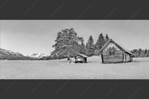 Adventliche Stimmung an Wiesmahdhütterl mit Blick auf Zugspitzmassiv - Staade Zeit II 2,5:1 sw -- Christbaum an Hütte mit Wetterstein - mehr Infos bei www.Kriner-Weiermann.de