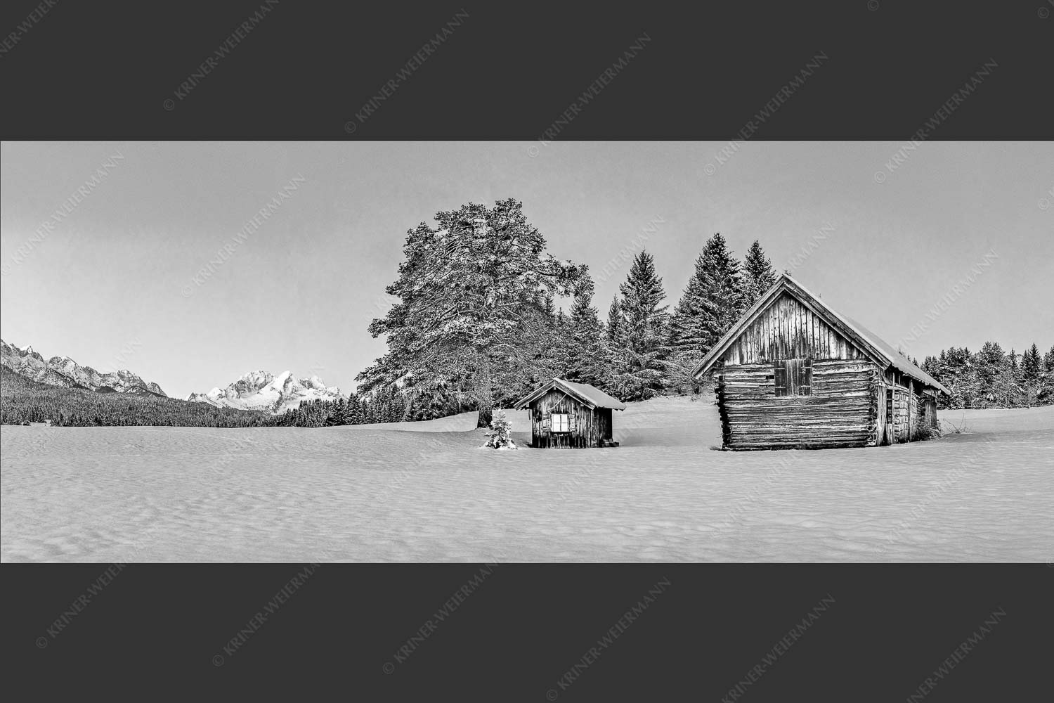 Adventliche Stimmung an Wiesmahdhütterl mit Blick auf Zugspitzmassiv - Staade Zeit II 2,5:1 sw -- Christbaum an Hütte mit Wetterstein - mehr Infos bei www.Kriner-Weiermann.de
