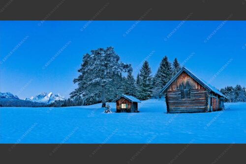 Adventliche Stimmung an Wiesmahdhütterl mit Blick auf Zugspitzmassiv - Staade Zeit II 2:1  -- Christbaum an Hütte mit Wetterstein - mehr Infos bei www.Kriner-Weiermann.de
