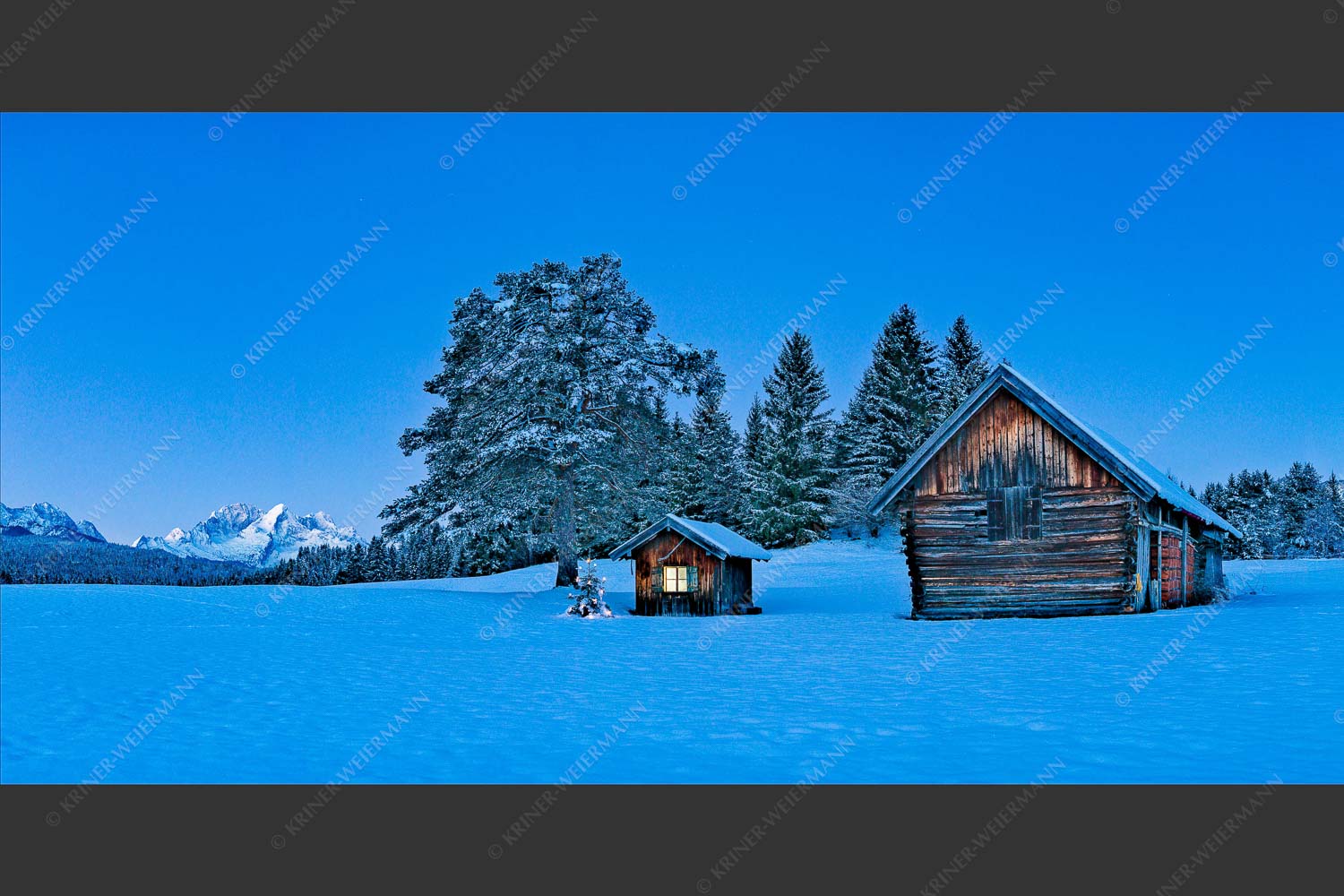 Adventliche Stimmung an Wiesmahdhütterl mit Blick auf Zugspitzmassiv - Staade Zeit II 2:1 -- Christbaum an Hütte mit Wetterstein - mehr Infos bei www.Kriner-Weiermann.de