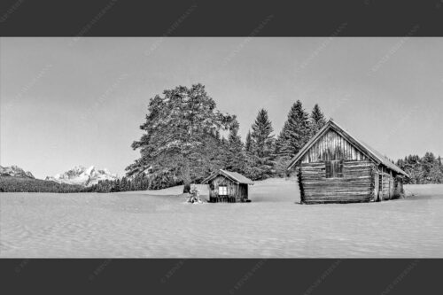 Adventliche Stimmung an Wiesmahdhütterl mit Blick auf Zugspitzmassiv - Staade Zeit II 2:1 sw -- Christbaum an Hütte mit Wetterstein - mehr Infos bei www.Kriner-Weiermann.de