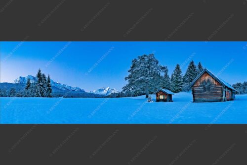 Adventliche Stimmung an Wiesmahdhütterl mit Blick auf Zugspitzmassiv - Staade Zeit II 3:1  -- Christbaum an Hütte mit Wetterstein - mehr Infos bei www.Kriner-Weiermann.de