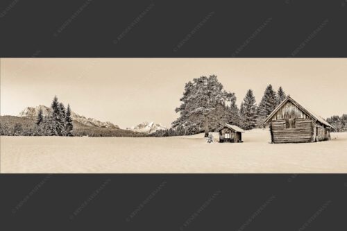Adventliche Stimmung an Wiesmahdhütterl mit Blick auf Zugspitzmassiv - Staade Zeit II 3:1 sepia -- Christbaum an Hütte mit Wetterstein - mehr Infos bei www.Kriner-Weiermann.de