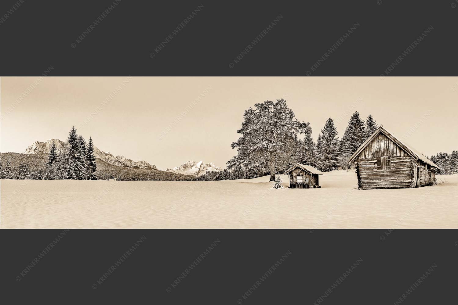 Adventliche Stimmung an Wiesmahdhütterl mit Blick auf Zugspitzmassiv - Staade Zeit II 3:1 sepia -- Christbaum an Hütte mit Wetterstein - mehr Infos bei www.Kriner-Weiermann.de