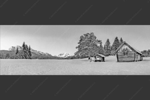 Adventliche Stimmung an Wiesmahdhütterl mit Blick auf Zugspitzmassiv - Staade Zeit II 3:1 sw -- Christbaum an Hütte mit Wetterstein - mehr Infos bei www.Kriner-Weiermann.de