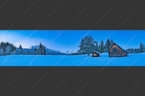 Adventliche Stimmung an Wiesmahdhütterl mit Blick auf Zugspitzmassiv - Staade Zeit II 4:1  -- Christbaum an Hütte mit Wetterstein - mehr Infos bei www.Kriner-Weiermann.de