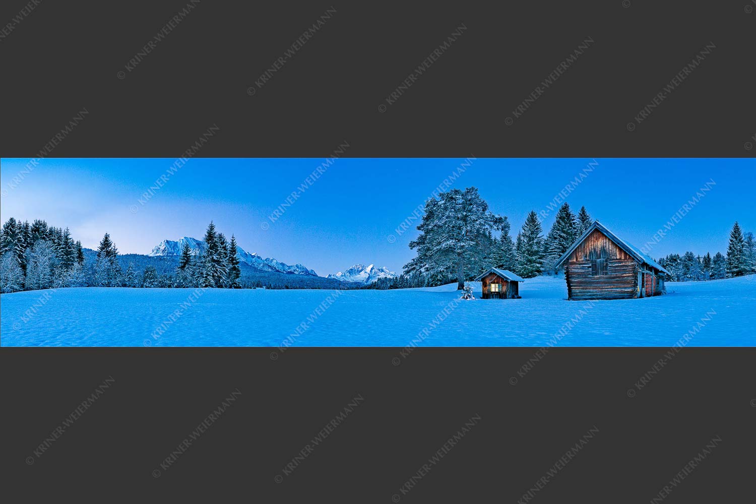 Adventliche Stimmung an Wiesmahdhütterl mit Blick auf Zugspitzmassiv - Staade Zeit II 4:1 -- Christbaum an Hütte mit Wetterstein - mehr Infos bei www.Kriner-Weiermann.de