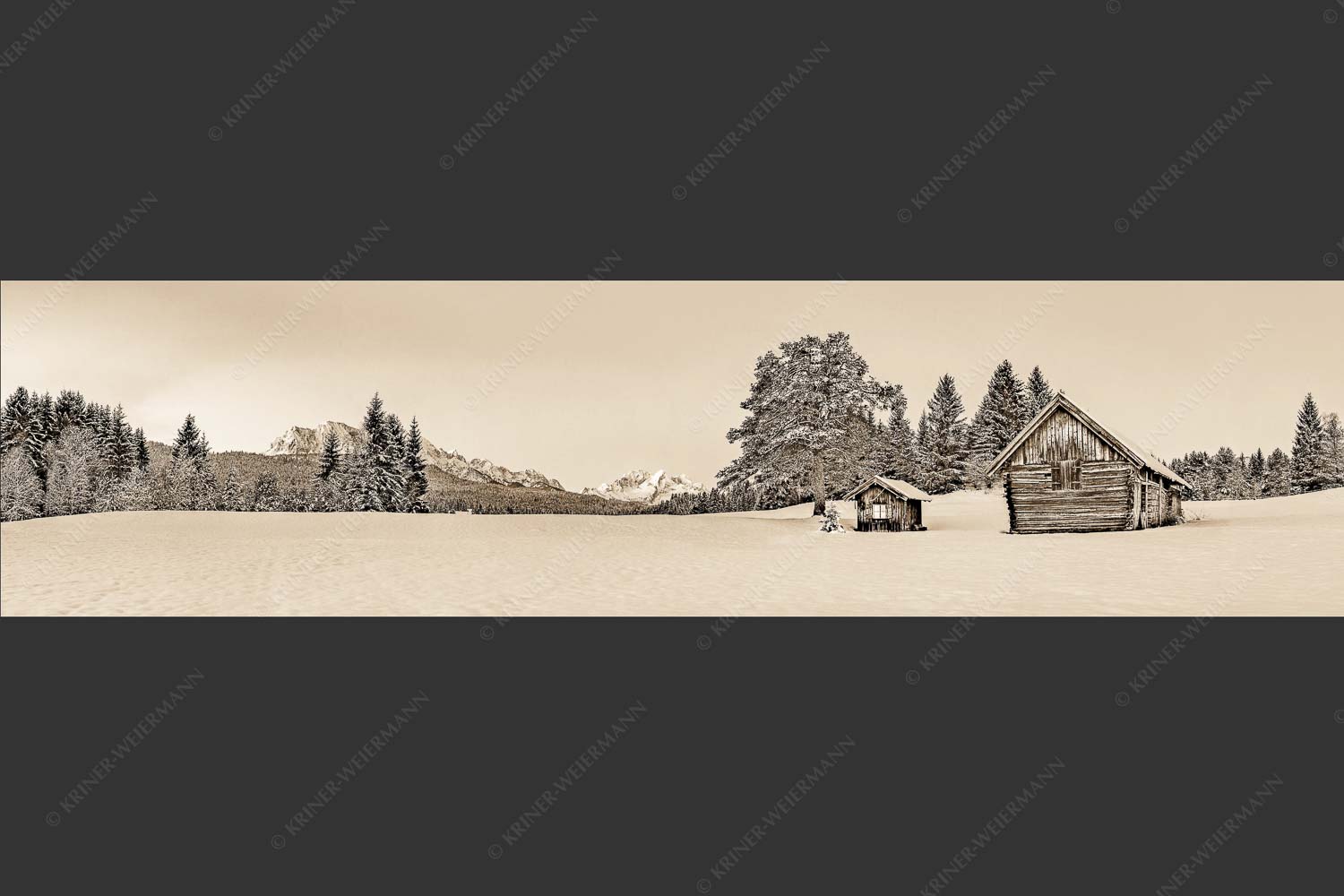 Adventliche Stimmung an Wiesmahdhütterl mit Blick auf Zugspitzmassiv - Staade Zeit II 4:1 sepia -- Christbaum an Hütte mit Wetterstein - mehr Infos bei www.Kriner-Weiermann.de