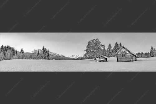 Adventliche Stimmung an Wiesmahdhütterl mit Blick auf Zugspitzmassiv - Staade Zeit II 4:1 sw -- Christbaum an Hütte mit Wetterstein - mehr Infos bei www.Kriner-Weiermann.de