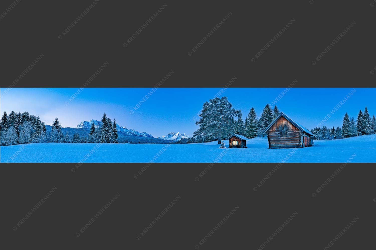 Adventliche Stimmung an Wiesmahdhütterl mit Blick auf Zugspitzmassiv - Staade Zeit II 5:1 -- Christbaum an Hütte mit Wetterstein - mehr Infos bei www.Kriner-Weiermann.de