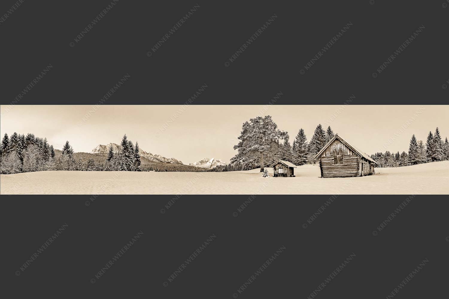 Adventliche Stimmung an Wiesmahdhütterl mit Blick auf Zugspitzmassiv - Staade Zeit II 5:1 sepia -- Christbaum an Hütte mit Wetterstein - mehr Infos bei www.Kriner-Weiermann.de
