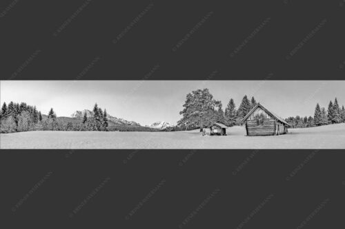 Adventliche Stimmung an Wiesmahdhütterl mit Blick auf Zugspitzmassiv - Staade Zeit II 5:1 sw -- Christbaum an Hütte mit Wetterstein - mehr Infos bei www.Kriner-Weiermann.de