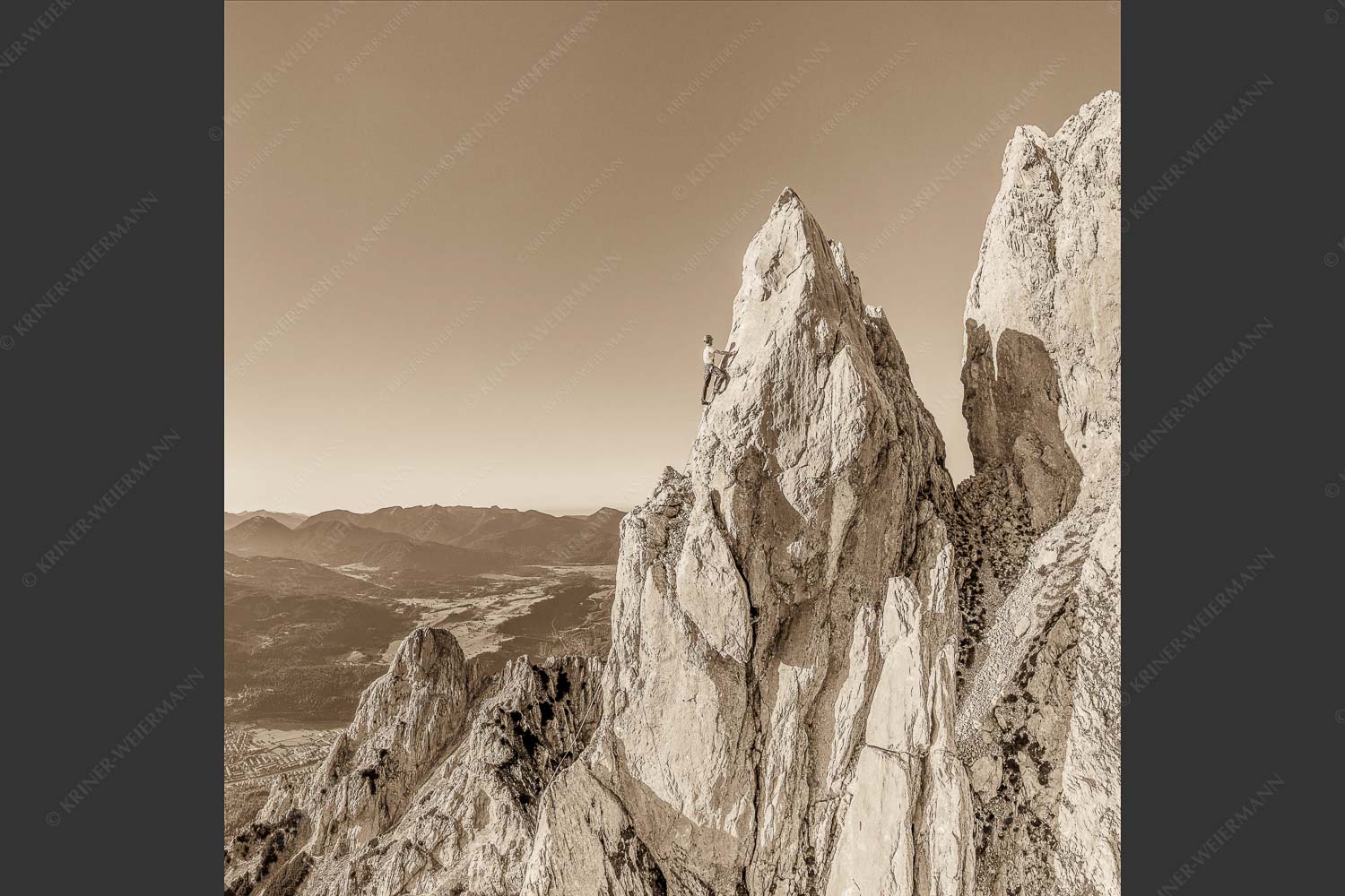 Klettern im Karwendel hoch über dem Oberen Isartal und Mittenwald - Steiler Zahn 1:1 sepia -- Klettern im Karwendel - mehr Infos bei www.Kriner-Weiermann.de