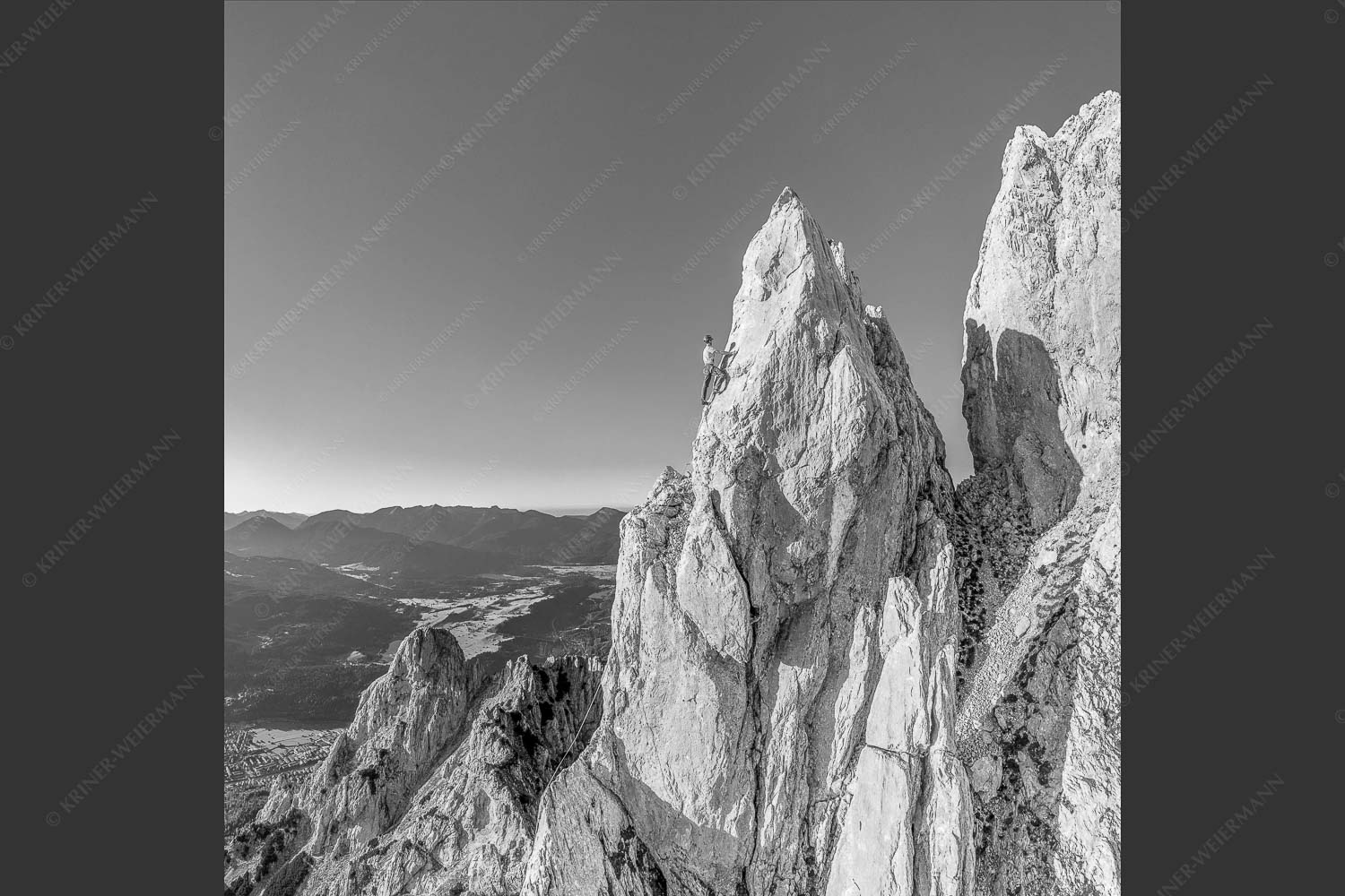 Klettern im Karwendel hoch über dem Oberen Isartal und Mittenwald - Steiler Zahn 1:1 sw -- Klettern im Karwendel - mehr Infos bei www.Kriner-Weiermann.de